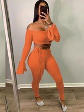 Conjunto de dos piezas de top corto de manga larga y pantalones ajustados